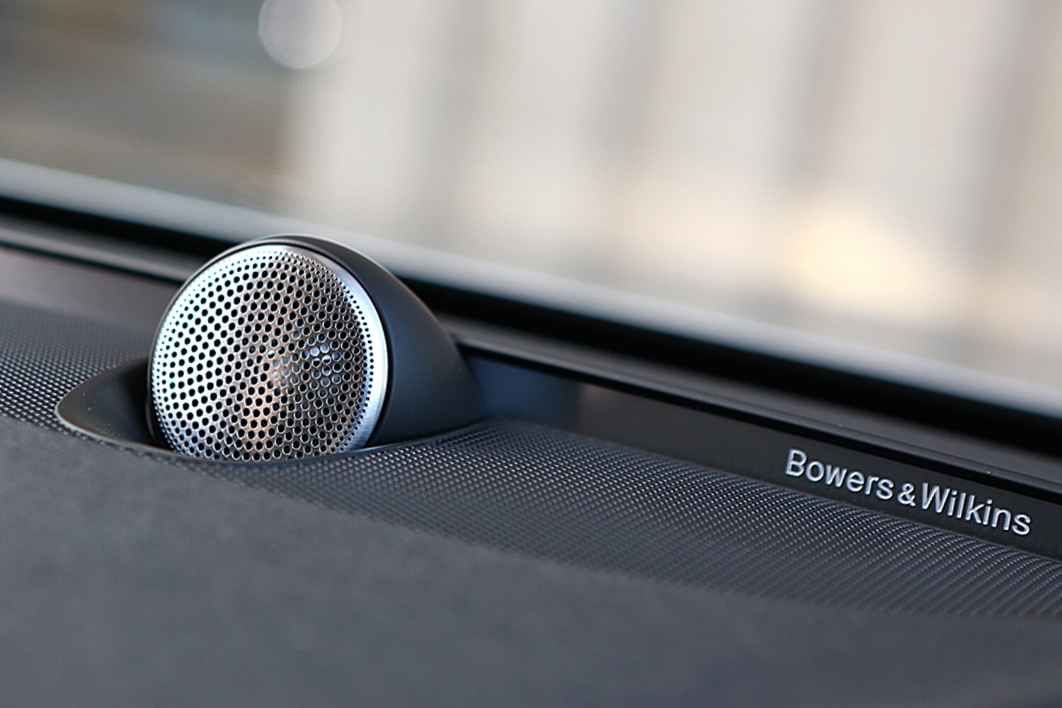 カーオーディオをカスタムするならまずはこれ……って言われるけど「ツイーター」ってそもそもなに？