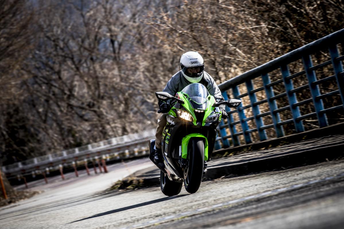 実走燃費15 1km L その加速 放たれた矢の如く カワサキzx 10rのパフォーマンスは尋常ではなかった Motorfan 自動車情報サイト 新車 中古車 Carview