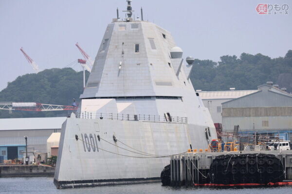 思わず二度見!? な米ステルス軍艦「マイケル・モンスーア」東京湾に突如来た！ 世界に3隻しかない異様なデザイン