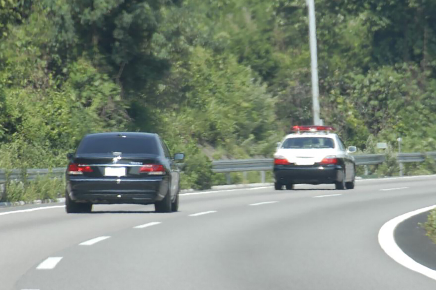 パトカー相手だって必要以上にビビる必要なし！　緊急走行外のパトカーは追い越しOK……だが注意点アリ!!