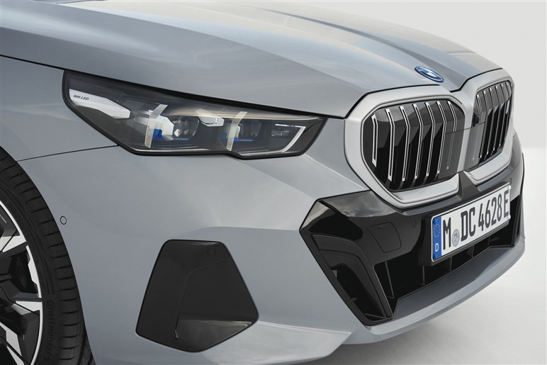 ほぼ1000万円！ BMW、新型5シリーズの初期限定モデルを発表。デザイン一新