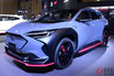 スバル新型SUV「ソルテラSTIコンセプト」世界初公開！ チェリーレッドのエアロが刺激的な走り系EV登場！