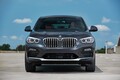 BMW X4はスポーツカー並の走りと高級車並の快適性を両立してX3を引き離す