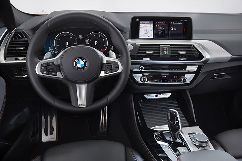 BMW X4はスポーツカー並の走りと高級車並の快適性を両立してX3を引き離す