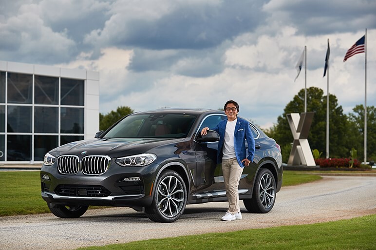 BMW X4はスポーツカー並の走りと高級車並の快適性を両立してX3を引き離す