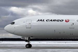 成田空港に「JALのロゴが入った巨大珍貨物機」降臨 その正体は？ “世界最強エンジン”搭載の「国内航空導入ゼロ機」