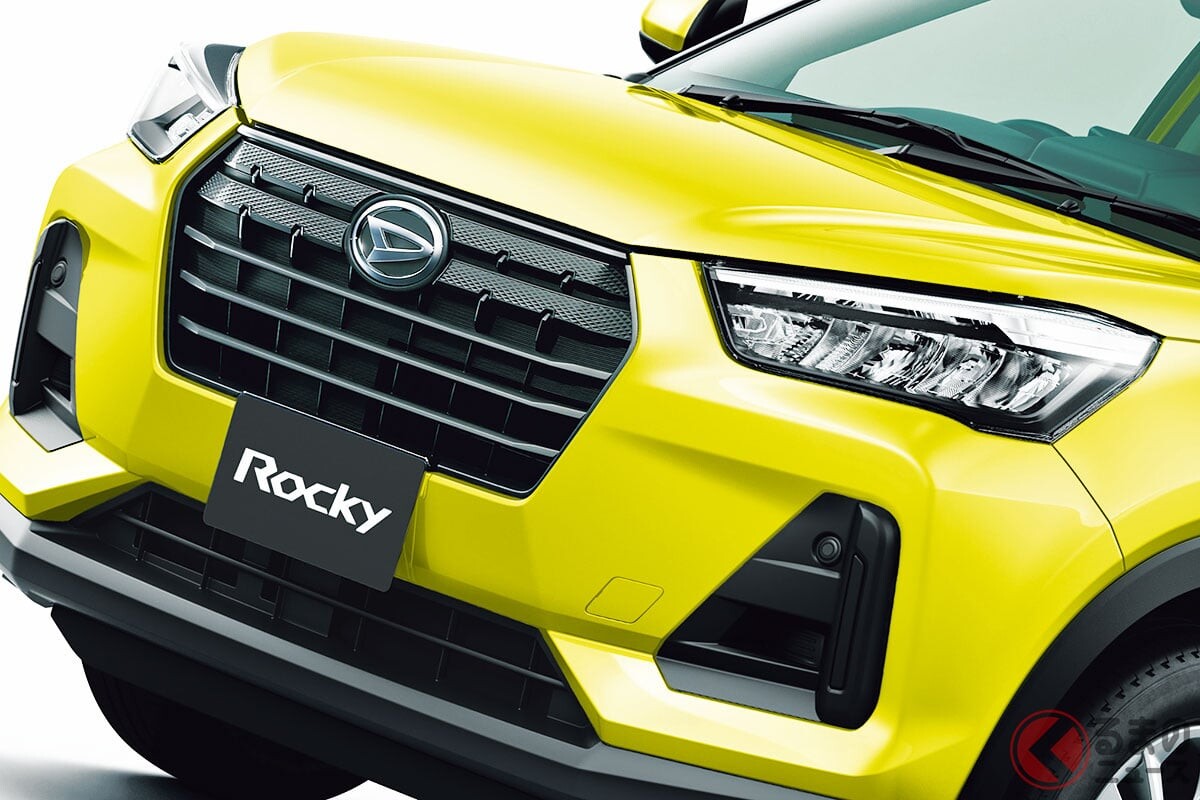 新車176万円！ ダイハツ“最上級”の「最安SUV」がスゴい！ タフデザイン×全長4m以下の「ちょうどイイサイズ」！ 廉価だけど“満足度”めちゃ高い「ロッキー L」とは
