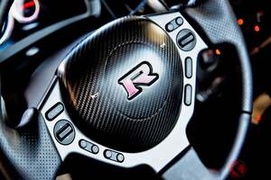 【欧州】日産「“超コンパクト”GT-R!?」がスゴかった！ 全長4.1m級ボディに600馬力「V6ツインターボ」×4WD!? “公式モンスターマシン”「ジュークR」とは