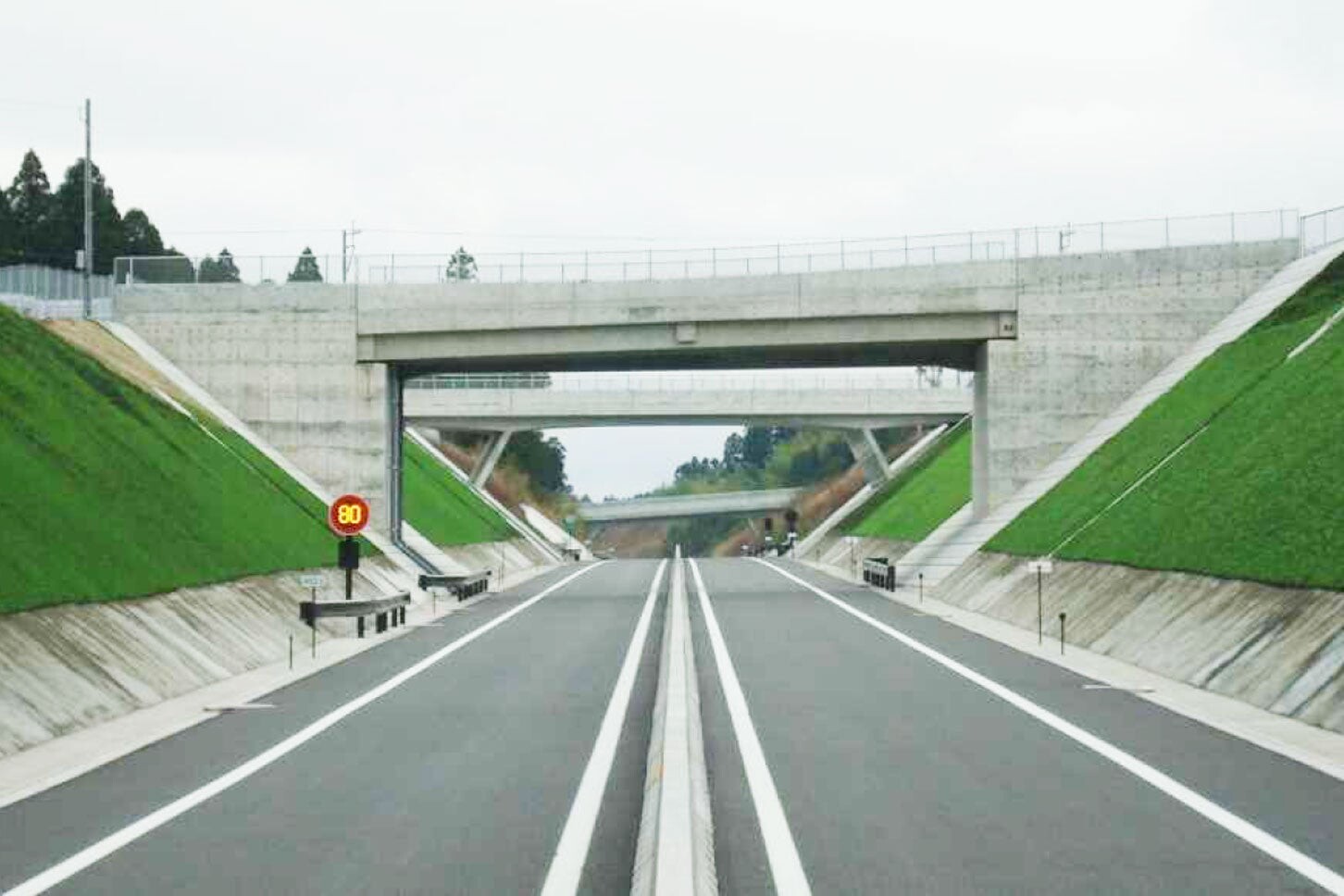 またも発生した「対面通行の高速道路」の衝突事故……なぜ「中央分離帯」が作られないのか？ 全国で増加中の「解決策」とは。
