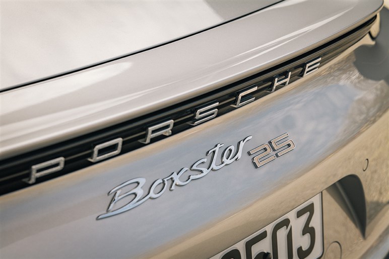 世界1250台限定「ポルシェ ボクスター」の25周年モデルに乗って、日本車とポルシェの歴史トリビアも思い出した