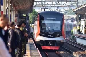 中国CRRCが日本車を駆逐？ ジャカルタ通勤鉄道での「E235系失注」が示す、日本の護送船団方式の限界