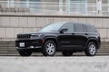 ジープ・グランドチェロキーはかけ値なしに、俊足のフルサイズSUV。見た目からは想像つかないだろうが……