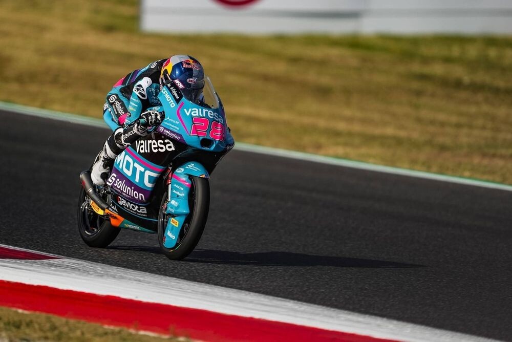 Moto3イタリア決勝｜新人マキシモ・キレス、大接戦制しキャリア初勝利！　日本勢は古里6位＆山中10位
