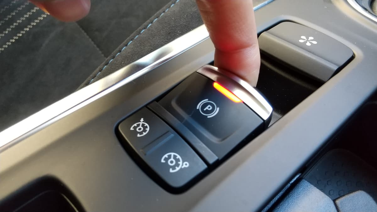 ドライバーが運転中に意識不明なったらどうすべき 助手席からクルマを止める３つの対処法 Auto Messe Web 自動車情報サイト 新車 中古車 Carview