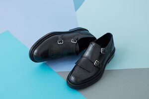 ドレスの品格に、都会的なボリュームを吹き込むエルメス──冬の決定打、ブーツ＆レザーシューズ選び