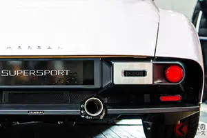 新型「“ちいさな”スポーツカー」公開！ 全長4.1mの「匠の手組み」軽量ボディ＆旧車デザイン採用！ 300馬力超え「直6」搭載のモーガンスーパースポーツ登場