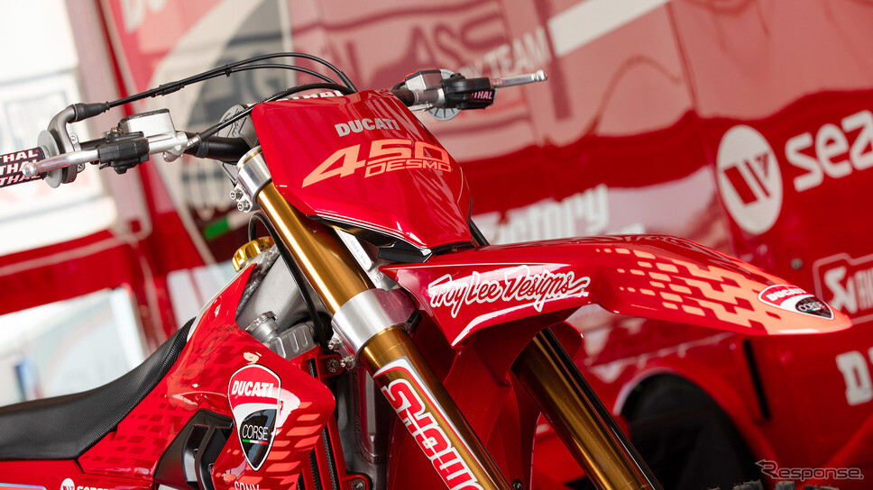 「しっかりドゥカティ感」ブランド初の“強烈”モトクロス専用車『Desmo450 MX』に熱視線！