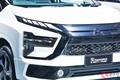 全長4.6m！ 三菱「“新”7人乗りミニバン」実車公開！ 黒すぎ「ダイナミック顔」×高性能「MIVECハイブリッド」採用！ 「エクスパンダー」特別仕様車“PLAY”タイ仕様がスゴかった！