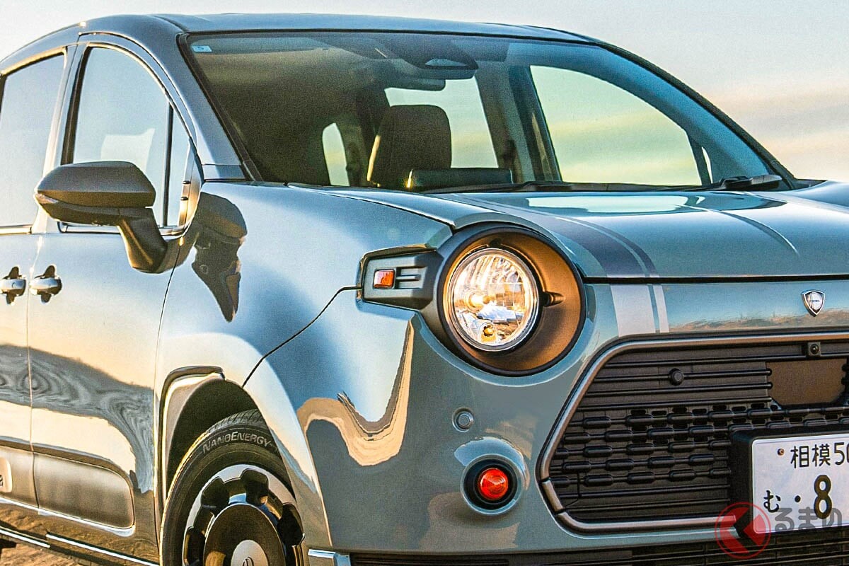 “ミニ顔”のトヨタ「シエンタ」!? 旧車デザインの新「STUART」に反響多数！ 丸目ライトに「似合う」「かわいい」の声も！ DAMDの「コンプリートカー」が話題に