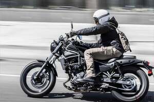 見た目はワル、走りは紳士！ 中型バイク市場で人気を博すカワサキ「エリミネーター400」は何が魅力？ 抜群の扱いやすさと実用性で“初心者ライダー”にもピッタリ