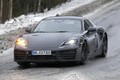 早く見たい？ ポルシェ『718ケイマンEV』、最終デザインは「タイカン顔」に