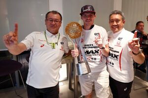 ホンダF1、幻の2021年日本GP用トロフィーを新チャンピオン、フェルスタッペンにプレゼント