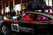 【メリークリスマス！】今年のサンタは「ポルシェ911ダカール」だ！モミの木を屋根に載せた2台の911ダカールが街中をパレード！