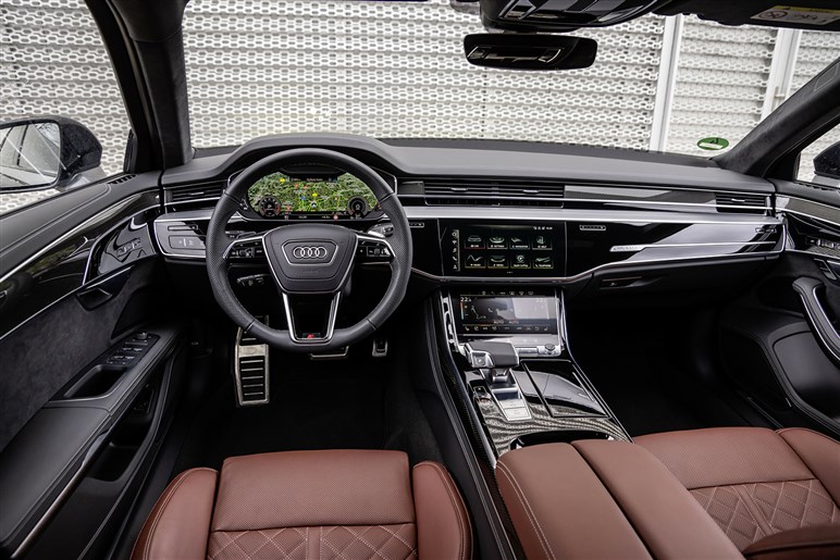 【独自】1600万円超!? アウディ史上最高級SUV「SQ9」は市販に向けニュルで限界テスト中…26年前半公開へ
