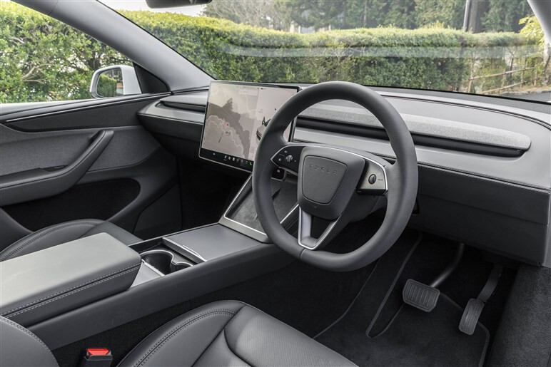 新型「モデルY」は走りもよし、使い勝手もよし。かつて“変わったクルマ”だったテスラも今や追いかけられる存在に