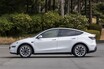 新型「モデルY」は走りもよし、使い勝手もよし。かつて“変わったクルマ”だったテスラも今や追いかけられる存在に