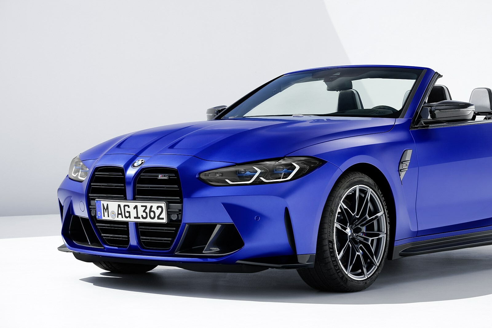 新型BMW M4のオープン版発表。当面は4WD×8速ATのみ、0-100加速は0.6秒短縮の3.7秒に