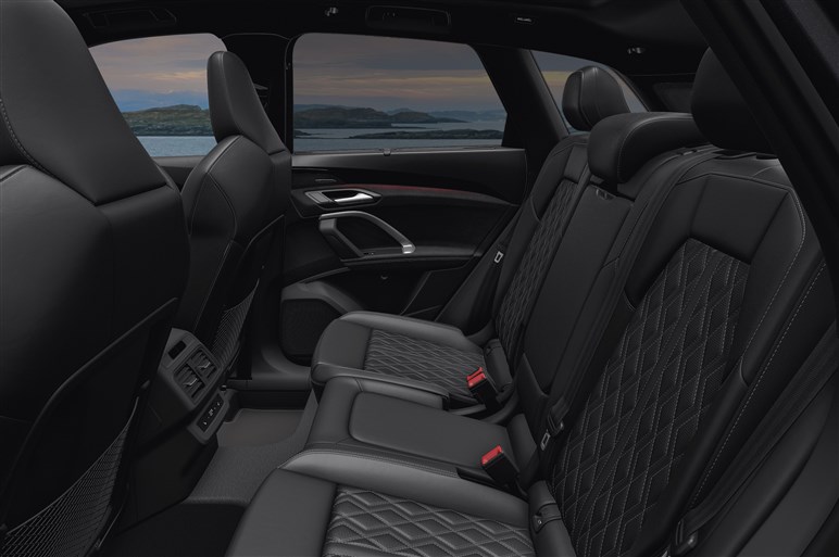 【8年ぶりのモデルチェンジ】アウディ新型「Q5」シリーズが日本デビュー。300台限定の特別仕様車を設定…価格は760万円から
