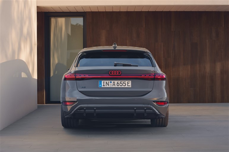 【国内最長846kmの航続距離】アウディ新型EV「A6 eトロン」シリーズが日本発売。551psの高出力仕様「S6」も導入