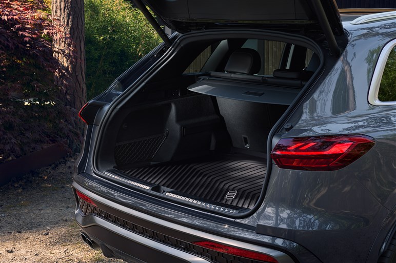 【8年ぶりのモデルチェンジ】アウディ新型「Q5」シリーズが日本デビュー。300台限定の特別仕様車を設定…価格は760万円から