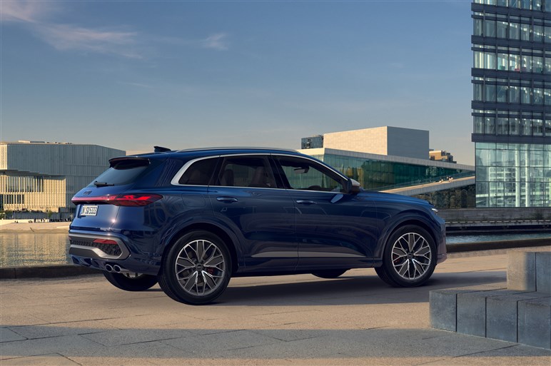 【8年ぶりのモデルチェンジ】アウディ新型「Q5」シリーズが日本デビュー。300台限定の特別仕様車を設定…価格は760万円から