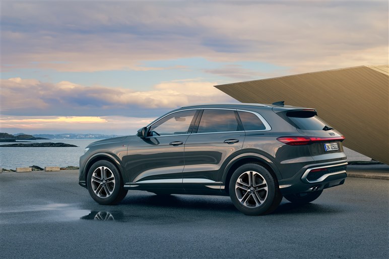 【8年ぶりのモデルチェンジ】アウディ新型「Q5」シリーズが日本デビュー。300台限定の特別仕様車を設定…価格は760万円から