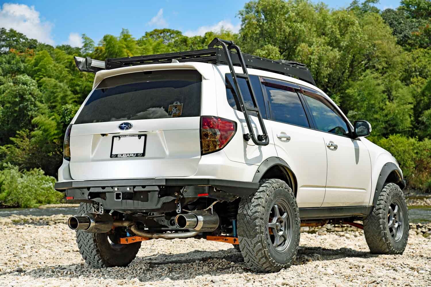 スバル「フォレスター」を極限リフトアップ！自作で本格オフローダーに仕上げる強者