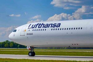 「えっ…トイレそこ!?」驚愕客室を持つ”超長～い”旅客機、来年退役へ 他機ではまず見られない”レア仕様”とは