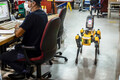 自動車工場にロボット犬が着任！ フォードが「スポット」を生産ラインに導入する理由とは【動画】