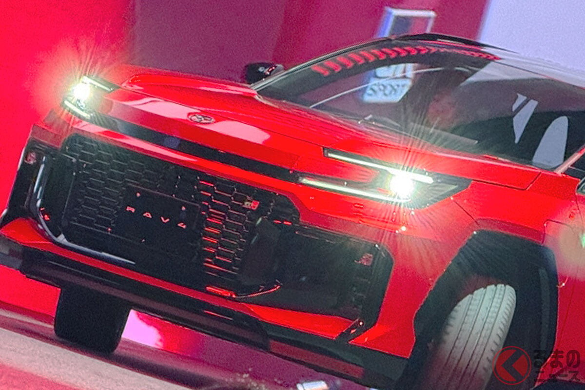 トヨタ新型「RAV4」登場へ！ ド迫力の“高性能モデル”「GRスポーツ」初採用に大注目！ 超カッコイイ「ワイド化×専用サス×ボディ強化」採用にも期待大！