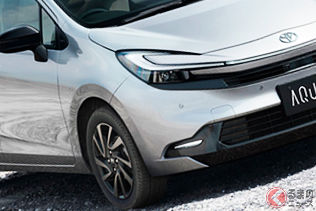 248万円で買える！ トヨタ新型「アクア」がスゴイ！ 最上級より「50万円以上」オトク＆「リッター34キロ超え」の低燃費が魅力！ 「デザイン大幅刷新」で“快適装備や安全性能”も進化した「最安モデル」とは？