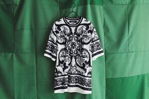 セクシーとラグジュアリーが共存するドルチェ&ガッバーナ──2025年夏のTシャツ&カットソーコレクション