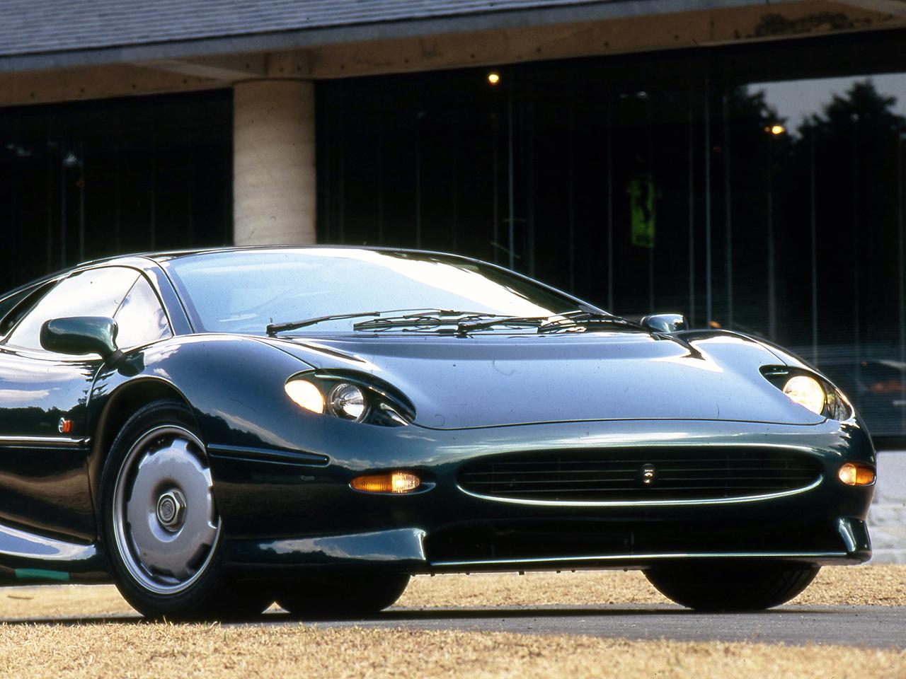 ジャガー XJ220は、その名のとおり最高速度220mphを目指した