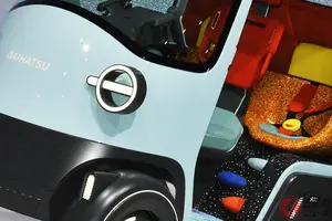 ダイハツ「“新”ちいさい四輪車」が話題に！ 「1＋2」の3人乗り×ガバっと開く斬新“前開きドア”搭載！ 街乗りにちょうど良すぎる「ミゼットX」どんなモデル？