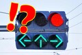 矢印信号「←↑→」なぜ？ 別に普通の「青信号」でいいですよね？ 実は「驚愕の理由」があった！ 信号機OBが語る「交通安全上の工夫」とは