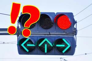 矢印信号「←↑→」なぜ？ 別に普通の「青信号」でいいですよね？ 実は「驚愕の理由」があった！ 信号機OBが語る「交通安全上の工夫」とは