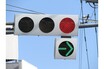 矢印信号「←↑→」なぜ？ 別に普通の「青信号」でいいですよね？ 実は「驚愕の理由」があった！ 信号機OBが語る「交通安全上の工夫」とは