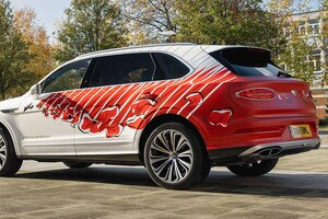 車体に舞うポピーは追悼のしるし。ベントレー、85年前の記憶に捧げるワンオフ「ベンテイガ EWB」公開