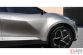 トヨタ新型「C-HR」7年ぶり全面刷新で2代目登場！ 赤い「TOYOTA」ロゴ採用の“斬新デザイン”に反響！ トヨタ渾身「スポーティSUV」の評価は