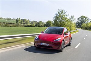 日本未導入のテスラ・モデルYに試乗。内外装はあと一歩だがドイツでも注目度は高い